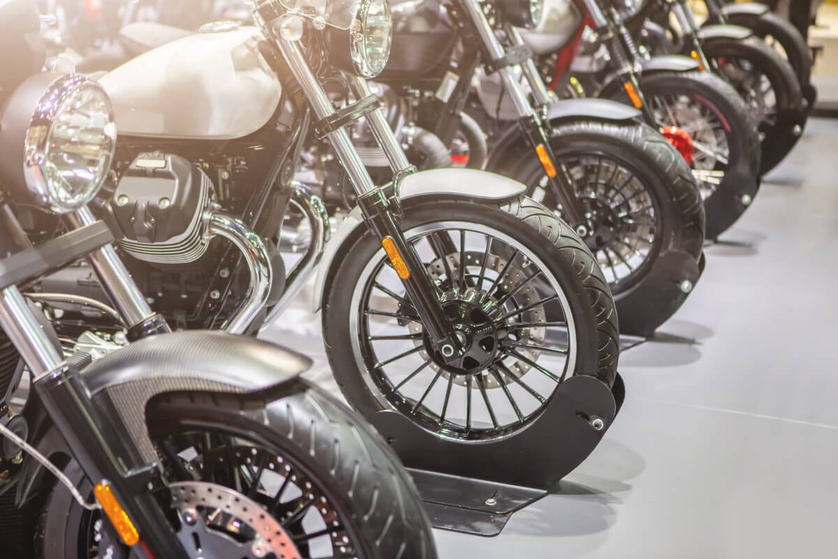 駐輪場に停められているバイク